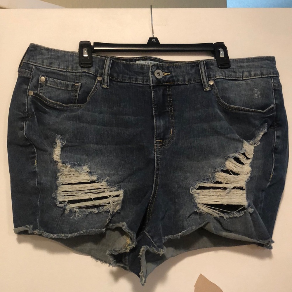 Torrid distressed shorts size 22.